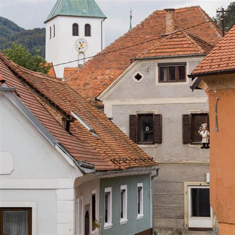 Panoramski posnetek starega mestnega jedra Ljubljane ob reki