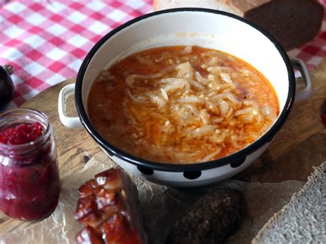 Miza polna tradicionalnih prekmurskih jedi, kot so bujta repa, krvavice in šunka