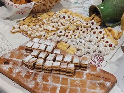 Tematska fotografija zagorskih štrukljev, pripravljenih za peko