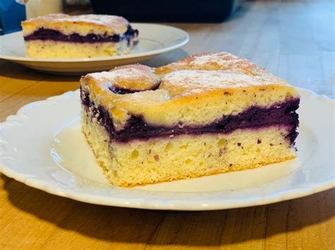 Slika enostavnega skutinega peciva brez moke, posutega z borovnicami