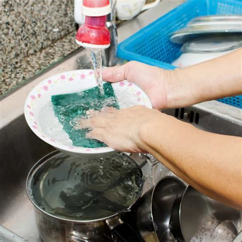 Tematsko foto: Ročno pomivanje plastičnih posod in preverjanje poškodb