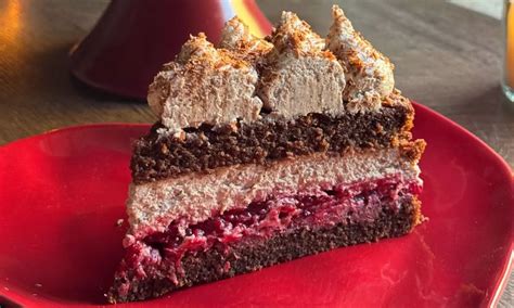 fotografija čokoladno-kavne torte s posipom