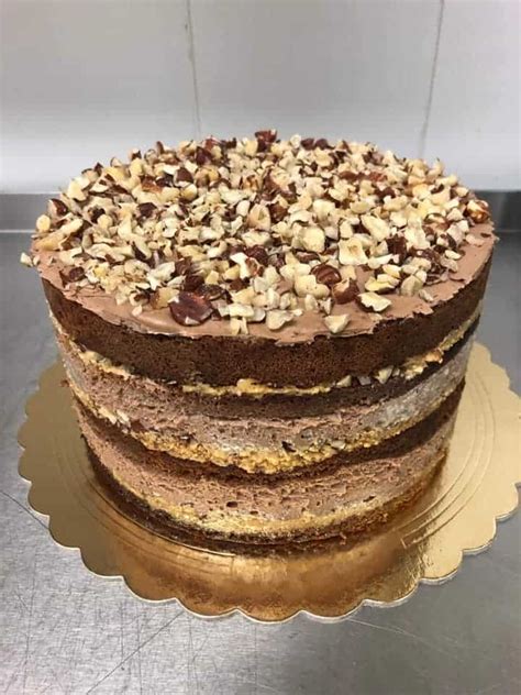 fotografija večplastne torte z lešniki in pomarančami