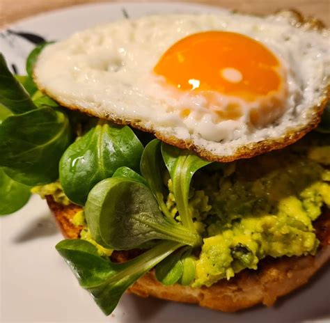 Avokadov toast in palačinke