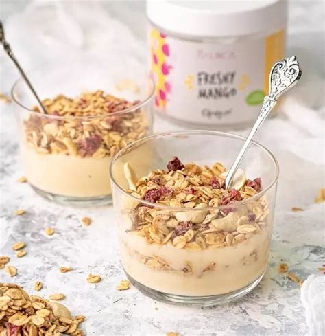 Jogurt z granolo in svežim sadjem