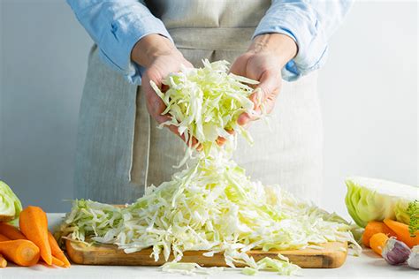 Prikaz različnih dodatkov za izboljšanje okusa kislega zelja med fermentacijo (hren, koruza, feferon)