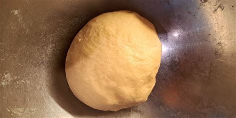 slika dveh vrst testa za piškote, ki se pripravljata za združitev