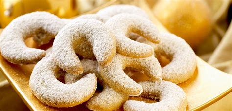 slika pečenih zlatorjavih vanilijevih rogljičkov, posutih s sladkorjem