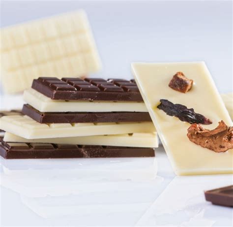 slika narezanih cantuccinov, nekateri pomočeni v čokolado