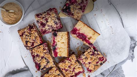fotografija sladkih veganskih cmokov s sadjem in posipom