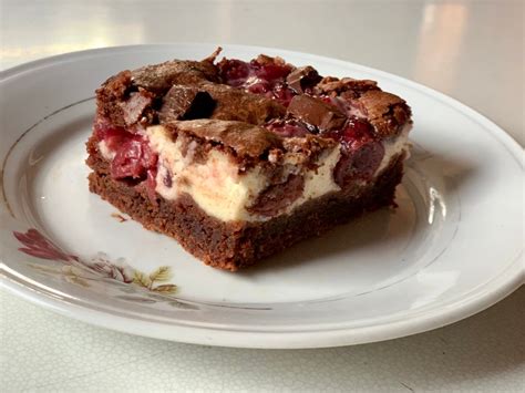 Prikaz končnega izdelka: kosi čokoladnih browniejev z višnjami in cheesecake nadevom