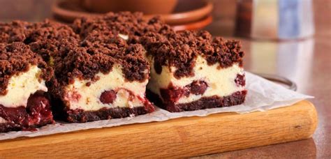 Infografika: plaste pečenih cheesecake browniejev z višnjami