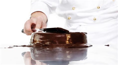 Slaščičarski mojstri dokončujejo Sacher torto