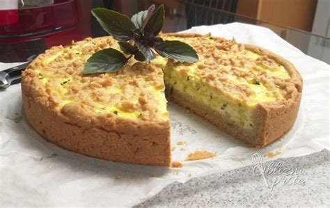 fotografija spečene pite iz rabarbare in skute