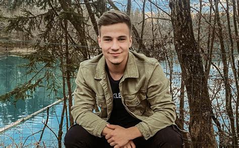 Jan Klobasa med tekmovanjem v Exatlonu z vidno poškodovano desno roko