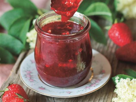 Infografika: postopek izdelave marmelade z jagodami in bezgom
