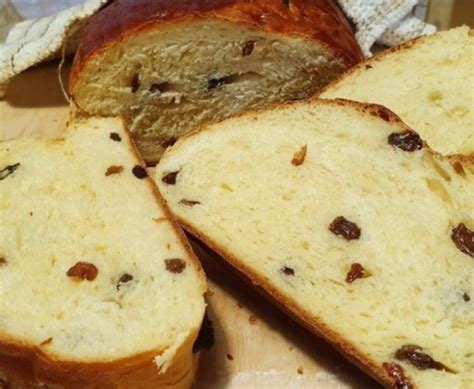 Ilustracija velikonočnega kruha z okraski.