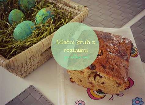 Blizu posnetek okrasnega velikonočnega kruha z rozinami v obliki oči.