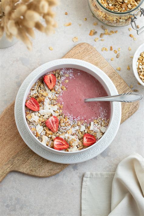 Fotografija smoothie sklede s sadjem in granolo