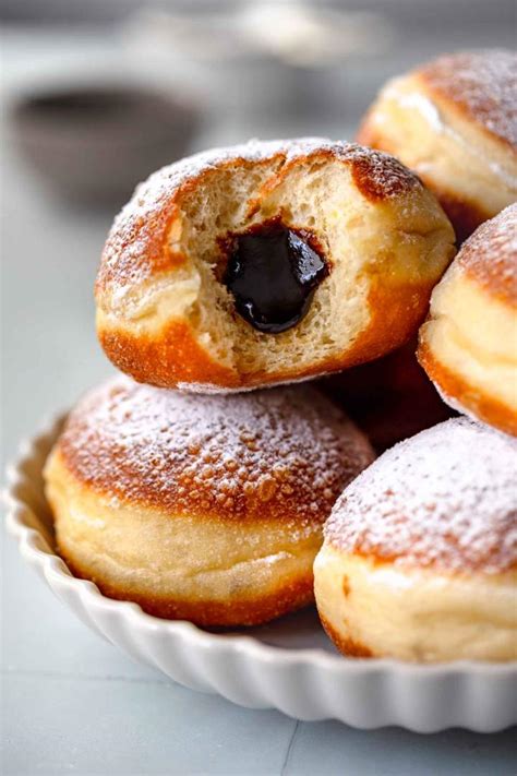 fotografija pečenih pirinih krofov, nadevanih z marmelado