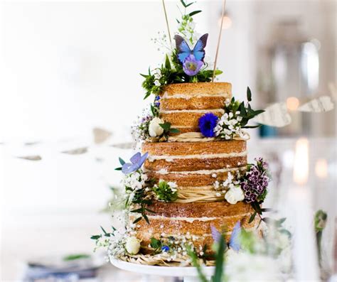 Galerija slik različnih stilov poročnih tort: naked torta, ombre torta, večnadstropna torta s sladkornim cvetjem, torta z jedilnim zlatom.