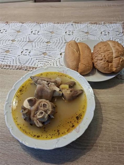 fotografija piščančjih želodčkov s svežimi začimbami