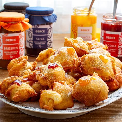 Prikaz posodice z marmelado, ki se testira na krožniku, da se preveri njena gostota.