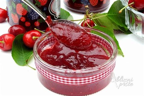 Kuhana češnjeva marmelada v kozarcih.