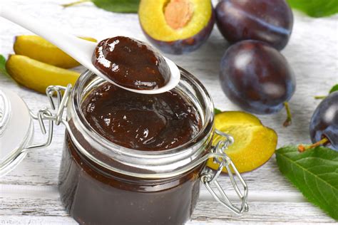 Sveže pripravljena slivova marmelada s figovim listom