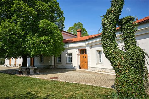 Zunanji posnetek Pršutarne Lokev, ki prikazuje tradicionalno arhitekturo in okolico Krasa