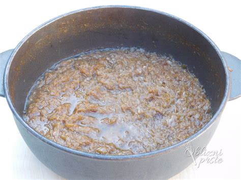 čebula, ki se počasi praži v kotlu