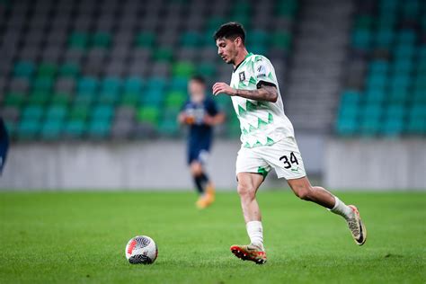 Agustin Doffo v zeleno-belem dresu Olimpije, v akciji na nogometnem igrišču