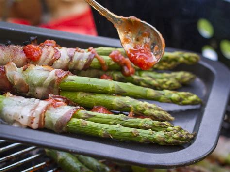 šparglji, ki se pečejo na žaru