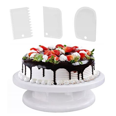 Fotografija sestavljene torte, pripravljene za dekoracijo