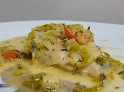 Pripravljeni piščančji zrezki v kremasti porovi omaki, postreženi s krompirjem.