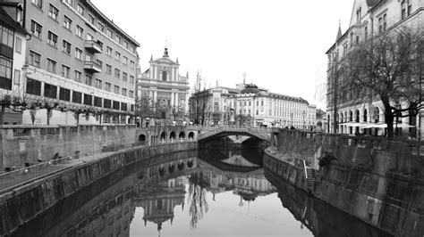 Črno-bela fotografija Adolfa Zavrtanika ali delavcev v zgodnji tovarni Gorenjka