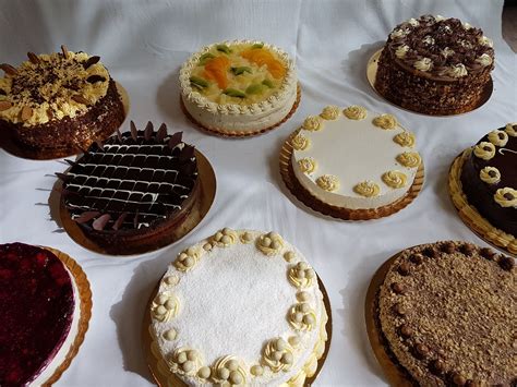 različni skutini kolači in torte