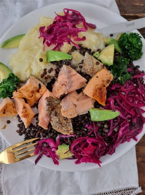 Vegetarijanske jedi z rdečim zeljem, npr. z lečo in karijem