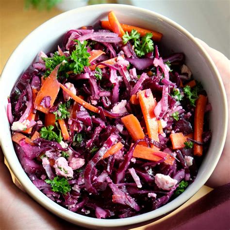 priprava dušenega rdečega zelja v ponvi z zelenjavo in začimbami