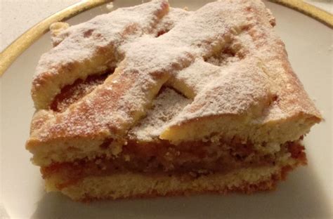 Križan rez jabolčne pite s skutnim nadevom in marmelado