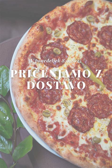 fotografija sveže pečene pice z ogrsko salamo, mozzarello in zelišči
