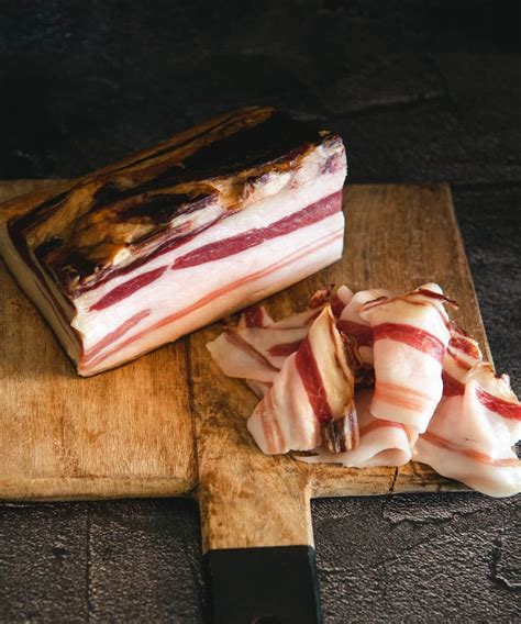 Kakovostna surova hrbtna slanina, narezana na kocke