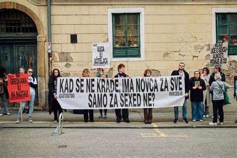 Tematska fotografija raznolikega nabora zorjenih steakov, estetsko aranžiranih za predstavitev