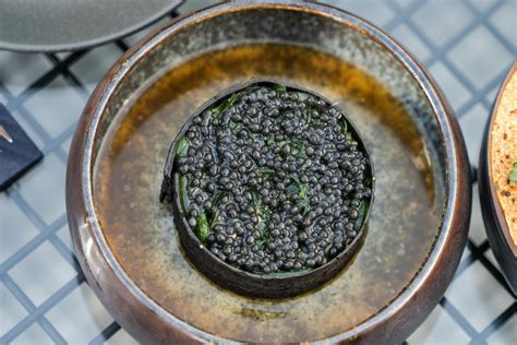 fotografija črnega kaviarja v skledici