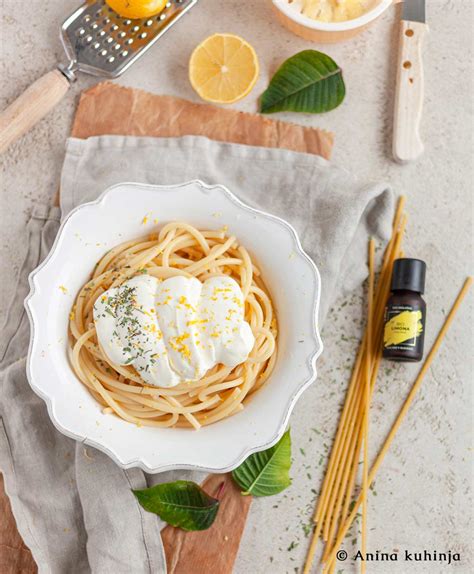 fotografija špagetov z botargo in limonino lupinico