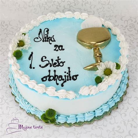 Fotografija torte za obhajilo z dekoracijo keliha in perlic