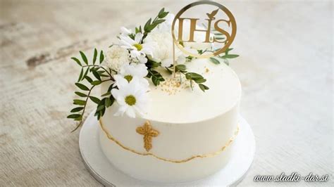 Fotografija torte za obhajilo z ročno oblikovanim angelčkom in zlatim napisom