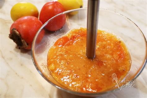 Prikaz priprave čija marmelade v blenderju in končni izdelek v kozarčku