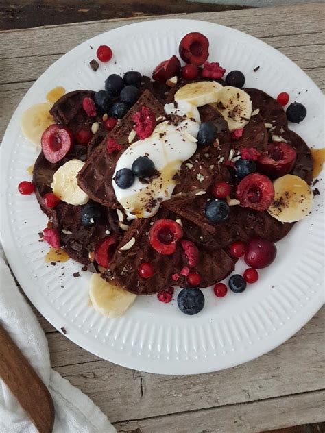 Ilustracija različnih vrst veganskih palačink s svežim sadjem in oreščki