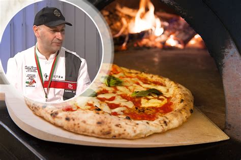 Pica majstor v Pizzeriji Garaža med pripravo pice